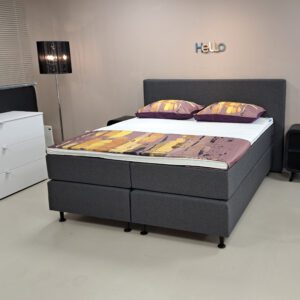 Boxspring vlak kleur antraciet met matras topper