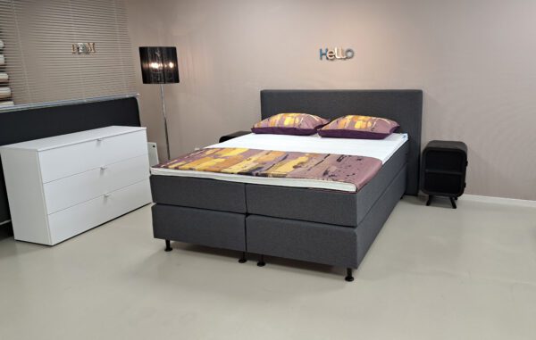 Boxspring vlak kleur antraciet met matras topper